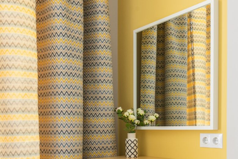 Spiegel ohne Bohren aufhängen