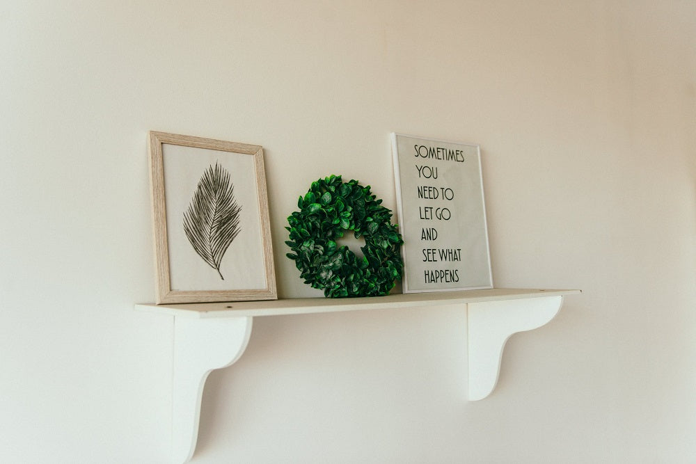 Wie kann man ein Regal ohne Bohren an der Wand befestigen? –
