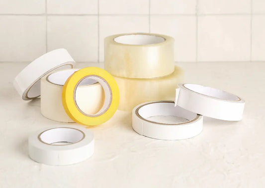 Hotmelt-, Solvent- und Acrylatkleber – Unterschiede zwischen den Kleberstoffen für Packbänder