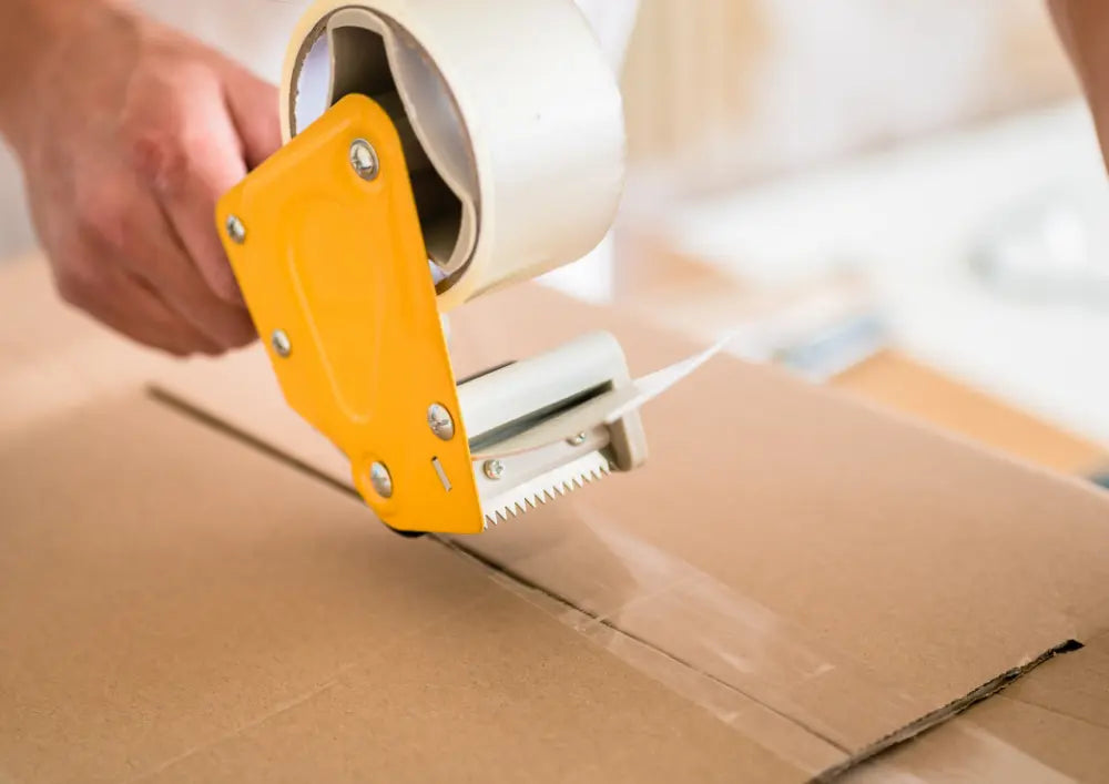 Packband leise abrollend versus herkömmliches Klebeband – die wichtigsten Unterschiede