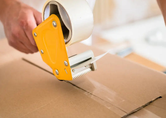 Packband leise abrollend versus herkömmliches Klebeband – die wichtigsten Unterschiede